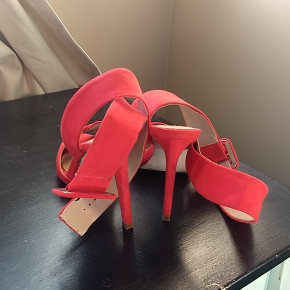 Red high heels - Picture 2 of 3